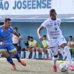 Matheuzinho é apresentado no Corinthians e nega constrangimento em negociação