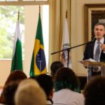 Prefeito Ulisses Maia entrega óculos com inteligência artificial para alunos e professores da rede municipal com deficiência visual