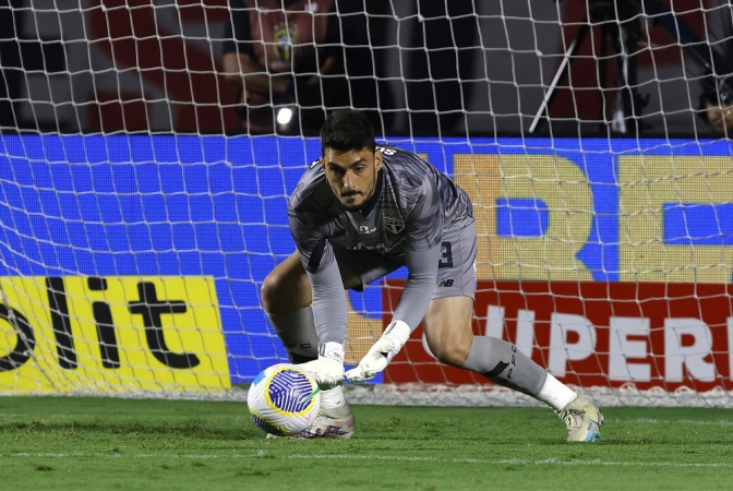 O goleiro Rafael, convocado para a seleção brasileira, pode desfalcar o São Paulo por até nove jogos. Ele foi escolhido para substituir Ederson, cortado por lesão, e estará presente nos jogos da Copa América nos Estados Unidos. Com isso, o clássico contra o Corinthians pode ser sua última partida pelo Tricolor antes da ida à seleção. Os jogadores convocados se apresentarão no dia 3 de junho e, caso o Brasil chegue à final da competição, Rafael ficará ausente até 14 de julho. Durante esse período, ele perderá nove jogos do Brasileirão. Esta será a segunda vez que Rafael defenderá a seleção. A primeira foi em março deste ano, porém sem entrar em campo.