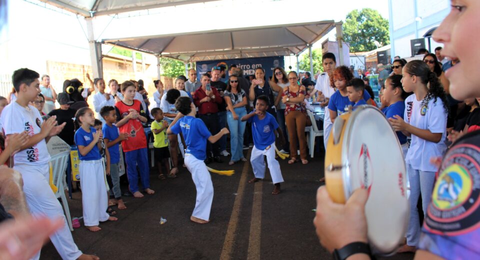 A Prefeitura de Sarandi realiza no próximo sábado, 18, das 8 às 12 horas, na avenida Londrina, em frente a autarquia Águas de Sarandi, mais uma edição do projeto ‘Bairro em Movimento’. “Descentralizar serviços e levá-los aos bairros é uma forma de respeito com as pessoas, além de promover maior integração entre a gestão e o cidadão numa relação democrática e transparente”, afirma o prefeito Walter Volpato, referindo-se ao objetivo do projeto. Descentralizar a gestão e aproximá-la do cidadão e de suas necessidades estão entre os objetivos mais destacados do projeto Bairro em Movimento, desenvolvido pela Prefeitura de Sarandi e organizado pela Gerência de Relações com a Comunidade e Assessoria de Comunicação (GRC/Ascom). Considerando sua extensão, a iniciativa tem caráter transversal, ou seja, envolve a participação de todas as secretarias e órgãos de apoio da administração direta e indireta. Entre as ações que serão ofertadas à comunidades pelo projeto Bairro em Movimento estão ouvidoria, para reclamações, atendimentos do Procon e da área de saúde, agendamento e para confecção de RG, doação de mudas, orientações e procedimentos com equipes da Sala do Empreendedor, feirinha de adoção de animais, apresentações culturais e muitas outras atividades. “Momento também de aproximação entre a gestão e a comunidade”, resume o vice-prefeito Wlademir Garbúggio