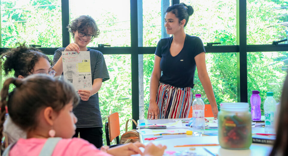 A Prefeitura de Maringá, por meio da Secretaria de Cultura, promoverá em julho mais uma edição do projeto ‘Mês de Férias’ do Centro de Ação Cultural Márcia Costa (CAC), com oficinas culturais gratuitas. Os artistas interessados em ministrar as oficinas podem realizar a inscrição até o dia 23 de junho, por meio de formulário online (inscreva-se aqui). As vagas para oficineiros são destinadas a novos artistas que buscam oportunidade de divulgar o trabalho, evoluir a técnica e ampliar o portfólio artístico. No momento da inscrição, os candidatos devem informar o nome da oficina, temática, faixa etária, número de vagas, datas e horários disponíveis e materiais necessários para as oficinas. “O ‘Mês de Férias’ do CAC é um projeto com grande diversidade artística e que já atendeu mais de 200 maringaenses nas duas edições realizadas anteriormente. As oficinas são uma oportunidade para os novos artistas mostrarem o trabalho e espalharem a criatividade para mais pessoas”, afirma o secretário de Cultura, Paulinho Schoffen. Crédito: Rafael Macri/ PMM