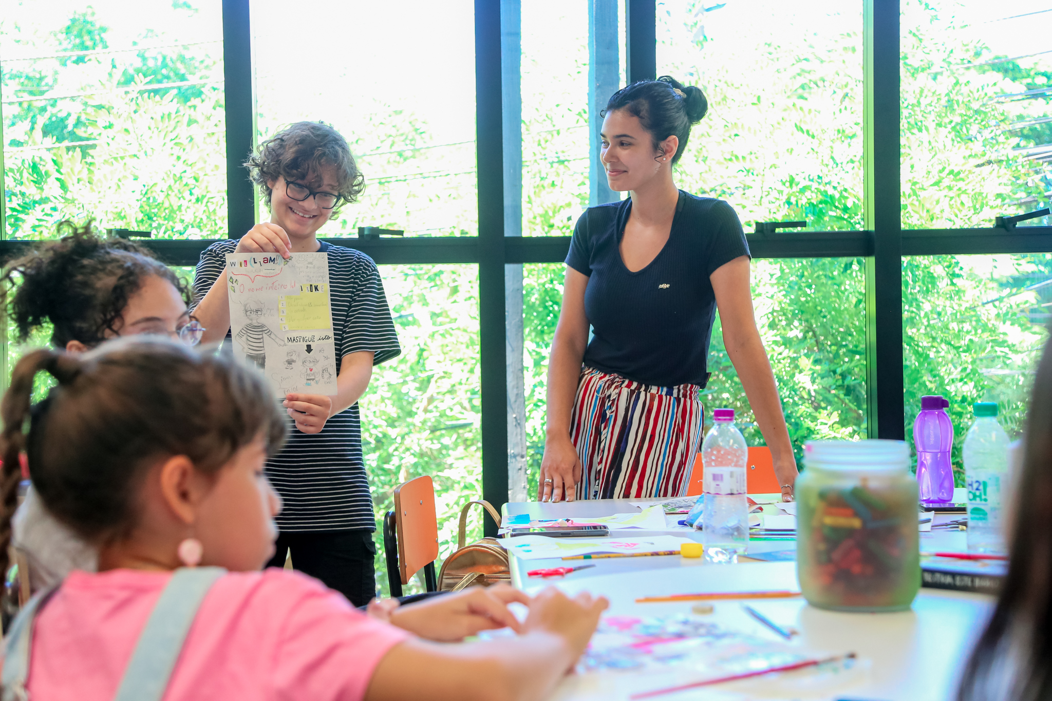 A Prefeitura de Maringá, por meio da Secretaria de Cultura, promoverá em julho mais uma edição do projeto ‘Mês de Férias’ do Centro de Ação Cultural Márcia Costa (CAC), com oficinas culturais gratuitas. Os artistas interessados em ministrar as oficinas podem realizar a inscrição até o dia 23 de junho, por meio de formulário online (inscreva-se aqui). As vagas para oficineiros são destinadas a novos artistas que buscam oportunidade de divulgar o trabalho, evoluir a técnica e ampliar o portfólio artístico. No momento da inscrição, os candidatos devem informar o nome da oficina, temática, faixa etária, número de vagas, datas e horários disponíveis e materiais necessários para as oficinas. “O ‘Mês de Férias’ do CAC é um projeto com grande diversidade artística e que já atendeu mais de 200 maringaenses nas duas edições realizadas anteriormente. As oficinas são uma oportunidade para os novos artistas mostrarem o trabalho e espalharem a criatividade para mais pessoas”, afirma o secretário de Cultura, Paulinho Schoffen. Crédito: Rafael Macri/ PMM