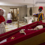 Vaticano confirma morte do papa por AVC e colapso cardiovascular