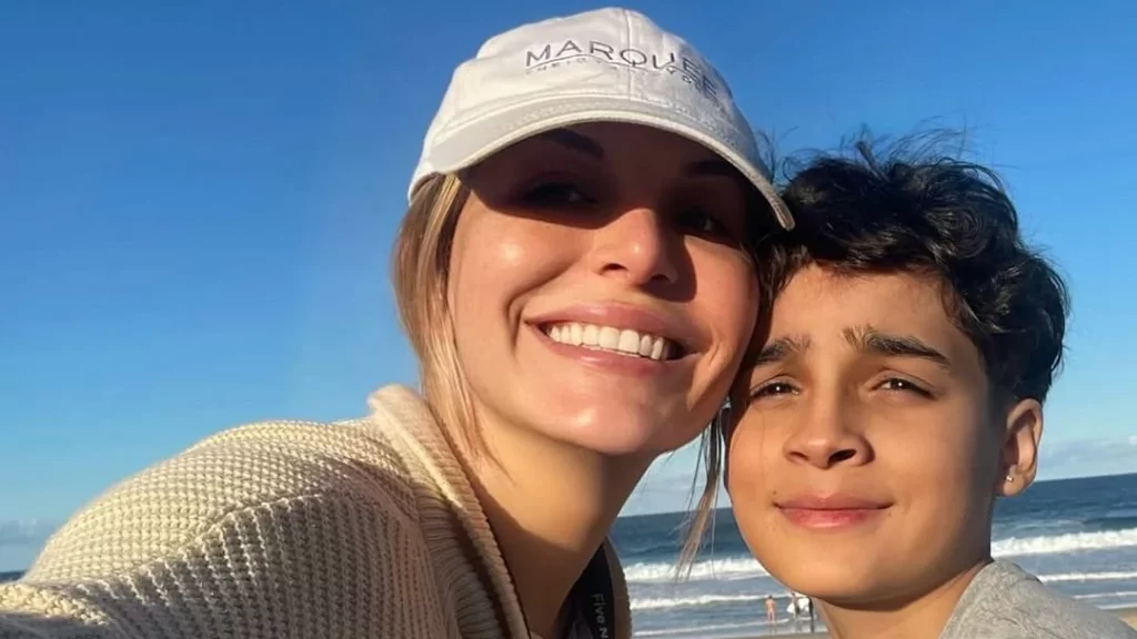 A atriz australiana Clare McCann enfrenta um momento de profunda dor após o suicídio de seu filho, Atreyu, de 13 anos, ocorrido em 23 de maio de 2025. Segundo McCann, o adolescente sofria bullying constante desde que começou a frequentar a South Sydney High School, o que teria contribuído para o agravamento de sua saúde mental. Apesar de denúncias formais e laudos médicos indicando transtorno de estresse pós-traumático (TEPT), as autoridades escolares e governamentais não teriam tomado medidas eficazes para protegê-lo . Em meio ao luto, McCann lançou uma campanha de arrecadação de fundos com o objetivo de reunir aproximadamente R$ 1 milhão (US$ 195 mil) para realizar a criopreservação do corpo de Atreyu. A técnica envolve o congelamento do corpo em temperaturas extremamente baixas, com a esperança de que avanços futuros na medicina possam possibilitar sua reanimação. A atriz afirma que essa era uma vontade compartilhada entre mãe e filho, discutida ao longo dos anos . Os recursos arrecadados serão destinados ao processo de criopreservação, transporte, despesas médicas e legais, além da criação de um fundo em nome de Atreyu. McCann também planeja destinar qualquer valor excedente para iniciativas de combate ao bullying e apoio a famílias afetadas por tragédias semelhantes .