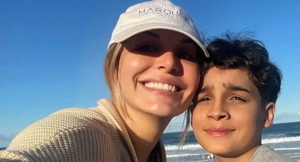 A atriz australiana Clare McCann enfrenta um momento de profunda dor após o suicídio de seu filho, Atreyu, de 13 anos, ocorrido em 23 de maio de 2025. Segundo McCann, o adolescente sofria bullying constante desde que começou a frequentar a South Sydney High School, o que teria contribuído para o agravamento de sua saúde mental. Apesar de denúncias formais e laudos médicos indicando transtorno de estresse pós-traumático (TEPT), as autoridades escolares e governamentais não teriam tomado medidas eficazes para protegê-lo . Em meio ao luto, McCann lançou uma campanha de arrecadação de fundos com o objetivo de reunir aproximadamente R$ 1 milhão (US$ 195 mil) para realizar a criopreservação do corpo de Atreyu. A técnica envolve o congelamento do corpo em temperaturas extremamente baixas, com a esperança de que avanços futuros na medicina possam possibilitar sua reanimação. A atriz afirma que essa era uma vontade compartilhada entre mãe e filho, discutida ao longo dos anos . Os recursos arrecadados serão destinados ao processo de criopreservação, transporte, despesas médicas e legais, além da criação de um fundo em nome de Atreyu. McCann também planeja destinar qualquer valor excedente para iniciativas de combate ao bullying e apoio a famílias afetadas por tragédias semelhantes .