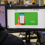 Atletas do Bahia entram em campo com cães vestidos de Superman para campanha de adoção