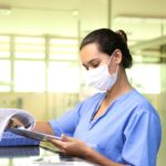 Olhar firme ou invasivo? Psicologia explica o significado de encarar demais em uma conversa