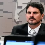 Alexandre de Moraes determina prisão domiciliar de Jair Bolsonaro