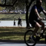 Millie Bobby Brown compartilha primeira foto da filha após adoção