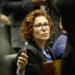 Defesa Civil mobiliza equipes e caminhões-pipa para auxiliar no combate a incêndio em distribuidora de autopeças de Maringá